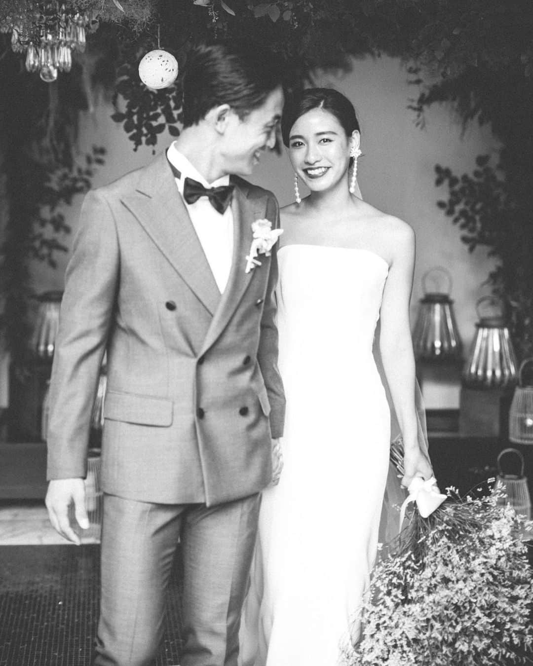 VOW_weddingのインスタグラム：「モノトーンで、エターナルに、シックに。﻿ ﻿ こちらはJUNO熊本店にて撮影のお写真です。﻿ ﻿ JUNO熊本店フォトプランのお問い合わせは﻿ @juno_kumamototen のアカウントへDM﻿ またはトップページJUNO公式HPのお問い合わせフォームより﻿ ﻿ ﻿ #フォトウエディング﻿ #フォト婚 #フォト婚熊本 #junoの前撮り﻿ #photowedding﻿ #junophotowedding﻿ #熊本フォトウエディング﻿ #熊本花嫁﻿ ﻿」
