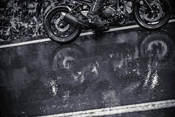 ヤマハ バイクさんのインスタグラム写真 - (ヤマハ バイクInstagram)「ときには雨に恵まれて。﻿﻿ ﻿ 皆さんは「雨の日ツーリング」の思い出やエピソードはありますか？﻿☔✨ ﻿﻿ #YAMAHAが美しい #MT03 #yamahamt03 #yamahamt #水も滴るいいバイク #水も滴るいい愛車 #雨ツーリング #梅雨ツーリング #instamotorcycle #bikestagram #バイクのある生活 #バイク好きな人と繋がりたい #バイクのある風景」6月29日 15時11分 - yamaha_bike