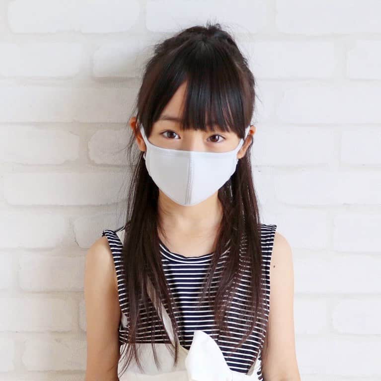 Akiのインスタグラム：「6/29 ・ マスク着用が当たり前になった今 ・ どうせならコーデのアクセントに したい！😷✊ ・ ・ @otonadekodomo さんの チュニックとマスクでモノトーンに👧🏻 ・ マスクは白に見えるけど ライトグレー🙏 ・ ・ オトナデコドモさんのマスクは 医療現場でも使われている 天然のラテックス素材！ ・ 20回洗えて乾くのも早い☺️👌 ・ ・ アジャスターで紐の調節が可能な上に ノーズワイヤー入りは本当にありがたい😌🙏 ・ ・ ・ いつかまた マスク無しでみんなと笑い合える 世の中になりますように ・ ・ ・ ・ ・ #otonadekodomo#オトナデコドモ #8歳#インスタキッズ#キッズコーデ#キッズファッション#仙台ママ#小2#JSガール#こどものいる暮らし#JS2#ig_kids#ig_kidsphoto#kids_japan#kidsfashion#kjp_ootd#mamagirl#ig_kidsfashion#instagram_kids」