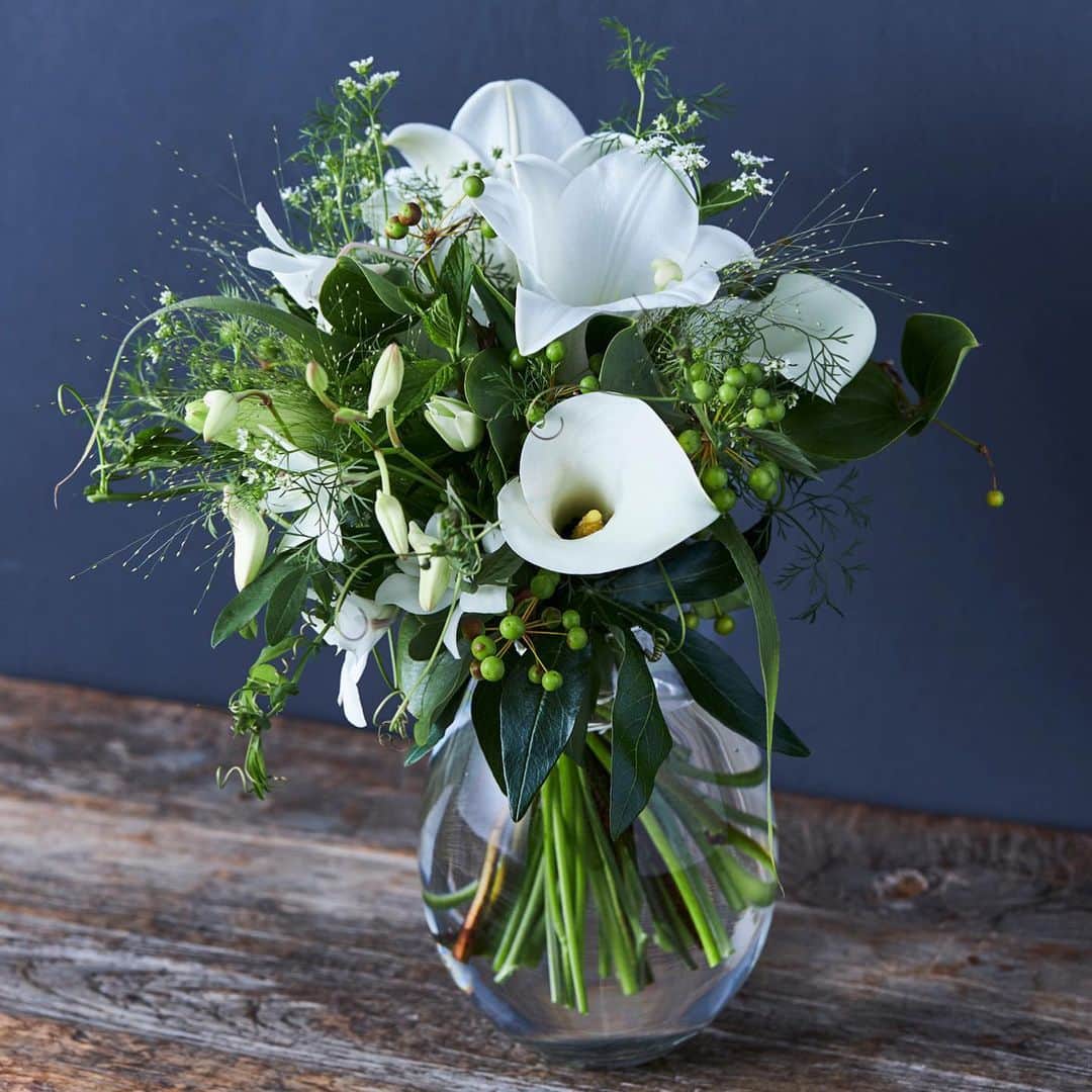 青山フラワーマーケットさんのインスタグラム写真 - (青山フラワーマーケットInstagram)「#blanc bouquet 暑い夏におすすめしているカラーリングは「 Blanc（ブラン）」。フランス語で「白」の意味です🇫🇷 . 清廉さとエレガントさを纏った白一色の色合わせは暑い部屋にも清涼感を運んでくれます✨ . シンプルで好みを選ばないので送別などのブーケにもぴったりです👌 . #aoyamaflowermarket #青山フラワーマーケット #花のある暮らし #bouquet #flowerstagram」6月29日 15時27分 - aoyamaflowermarket
