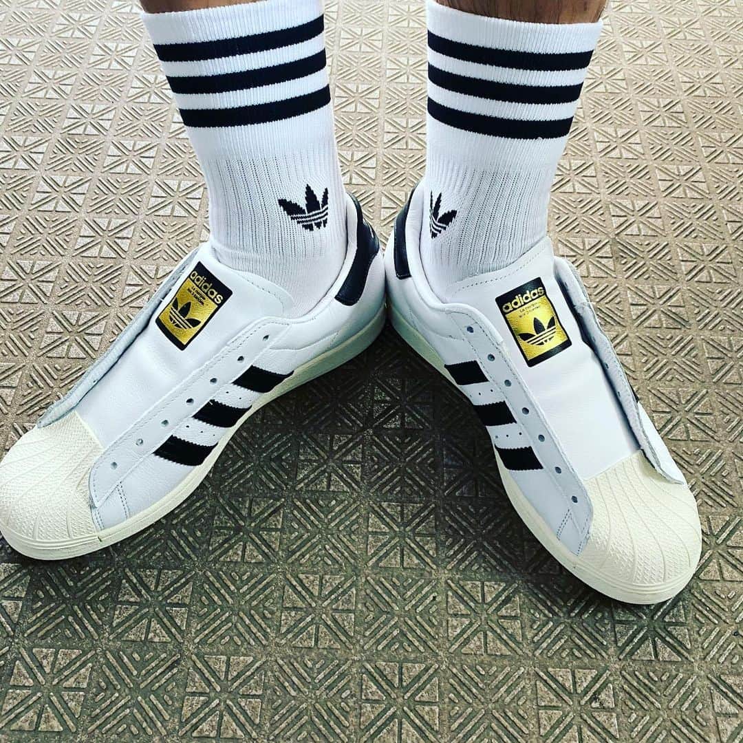 野村浩二のインスタグラム：「いつもVANS だけど、たまにはadidasもいいねぇ〜 #江戸むらさき野村　#adidas」