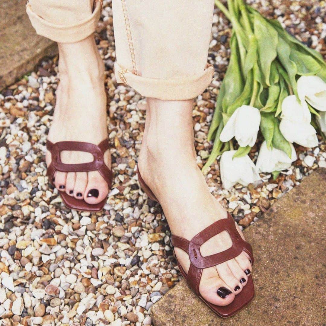 ルパートサンダーソンのインスタグラム：「Your everyday sandal | Emblem in mahogany calf | Limited sizes available at @matchesfashion | Styled by @alexandrafullerton | #SquareToeShoes #SummerSandals #FlatShoes #ShoeLove #RupertSanderson」