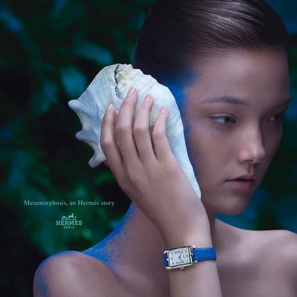 ユミ・ランバートのインスタグラム：「Metamorphosis, an @hermes story 💕」