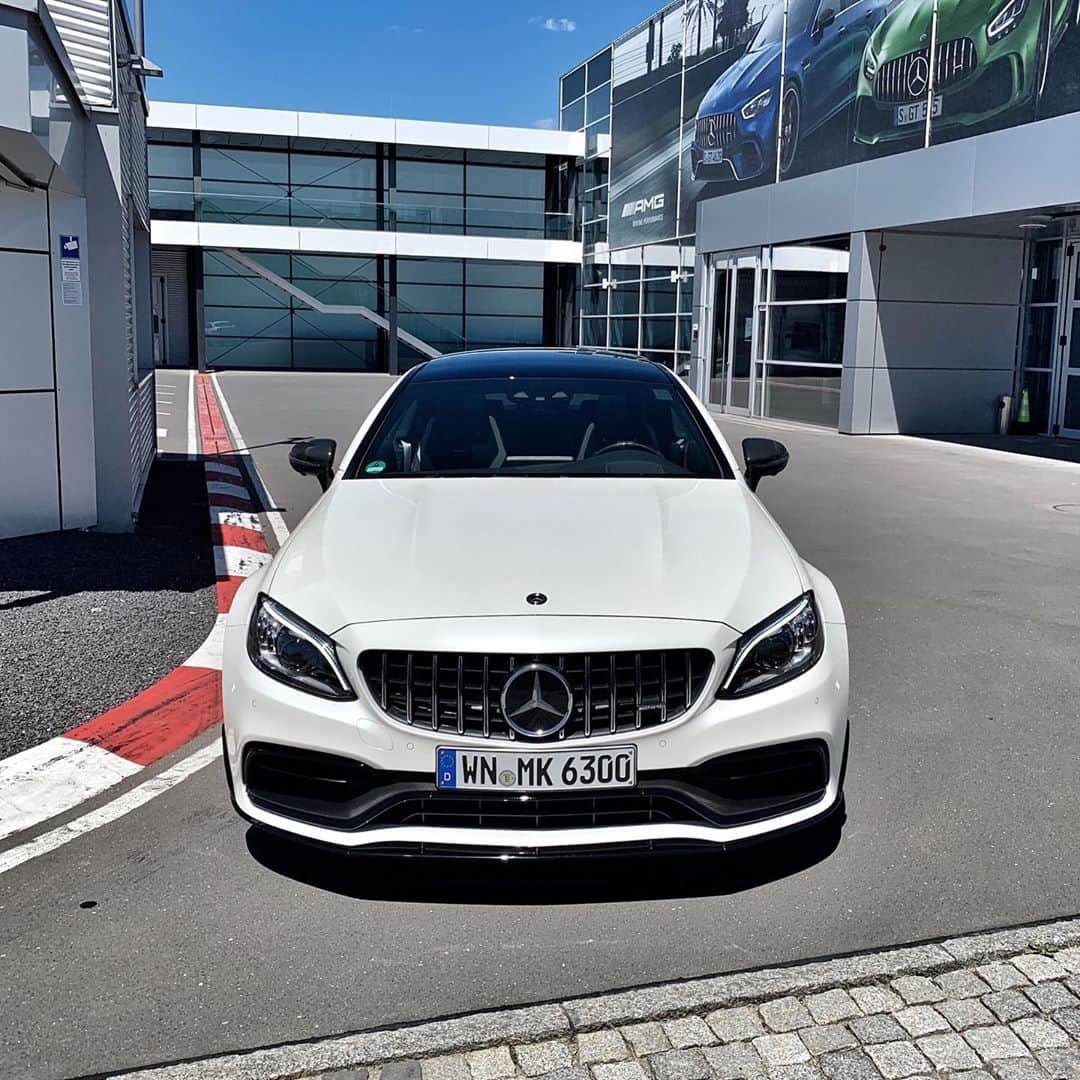 メルセデス・ベンツさんのインスタグラム写真 - (メルセデス・ベンツInstagram)「The Mercedes-AMG plant in Affalterbach is where we put the magic in. A place of true devotion to only the highest production standards and quality. 📷 via @f1mike28  #MercedesAMG #Class #Coupe #Mercedes #AMG #DrivingPerformance #AMGfamily #AMGlovers #Affalterbach #carsofinstagram」6月29日 15時44分 - mercedesbenz