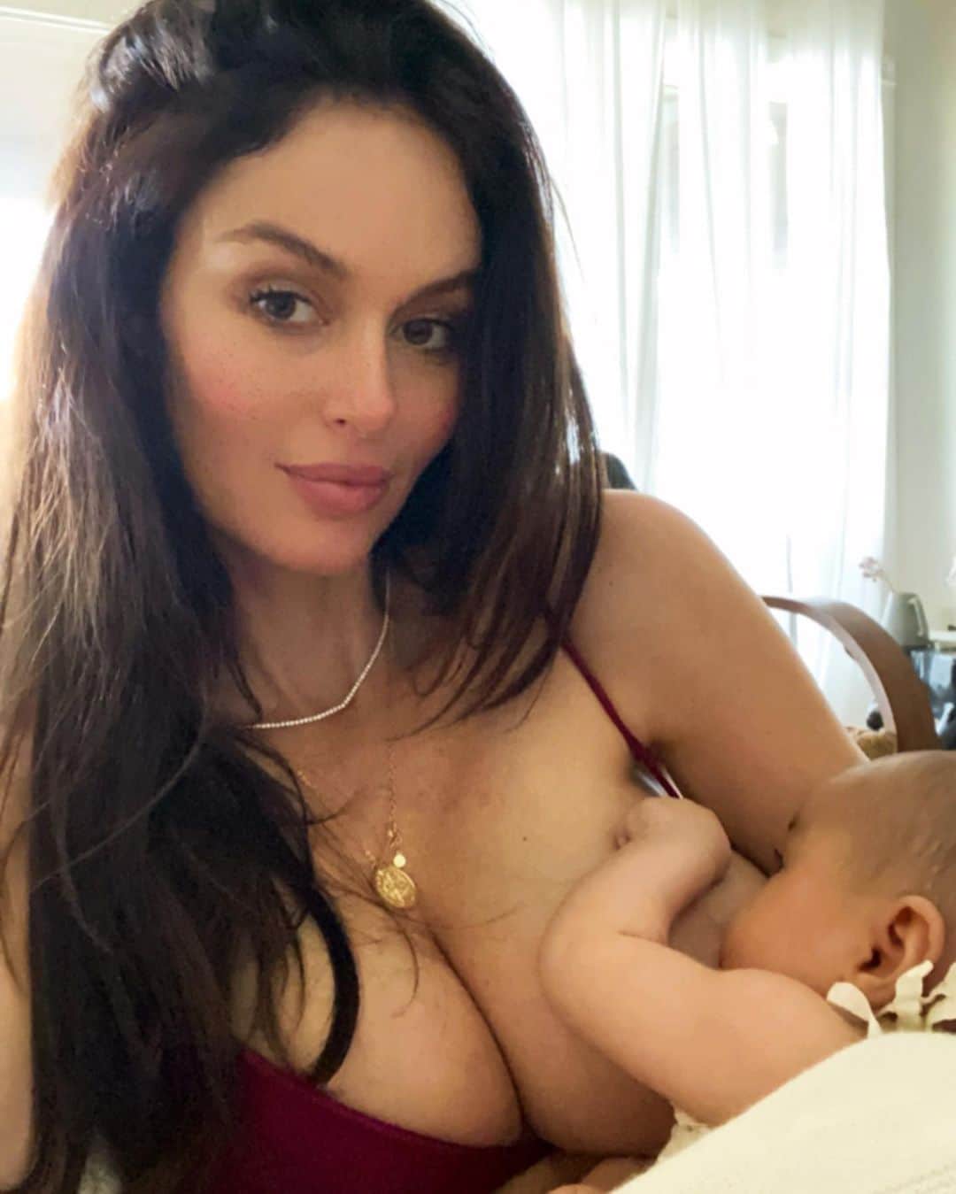 ニコール・トルンフィオのインスタグラム：「I still can’t believe I can keep my baby alive, happy, and growing rolls of fat by only drinking my breast milk .... it’s been 4 months, 3 babies later and I’m still 🤯🤯🤯🤯 about what a woman’s body can do. Shout out to #women all over the world 🌎 raising the next generation #sleepy #sunday #normalisebreastfeeding」