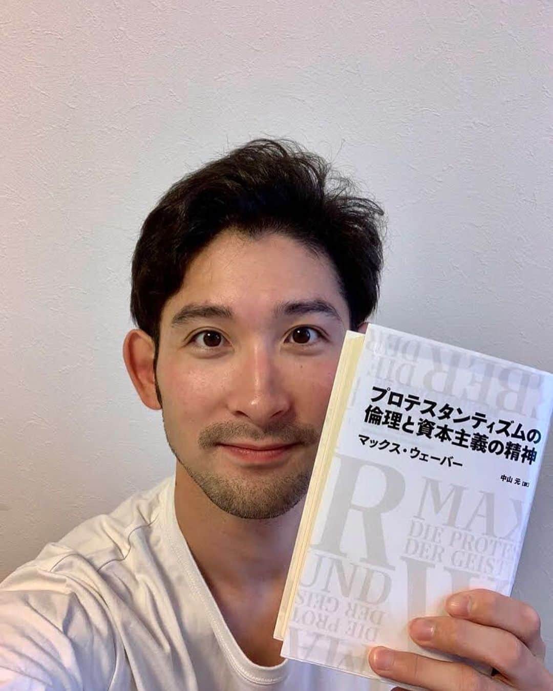 のインスタグラム：「#フェンシング #三宅諒 選手  慶応大学時代 「哲学」を専攻していた時に出会ったのがこちらの本！ 以来、フェンシング人生の道標に！  ナレーターは #マラソン　#高橋尚子　さん  #フェンシング　#fencing #三宅諒　#Miyake　#Ryo #東京2020　#オリンピック #東京五輪 #ロンドン五輪 #メダル候補 #TOKYO2020　 #Olympic #慶応大学　#アスリート #マラソン #Marathon #高橋尚子 #Takahashi #Naoko #POWERフレーズ #日テレ　#ntv」