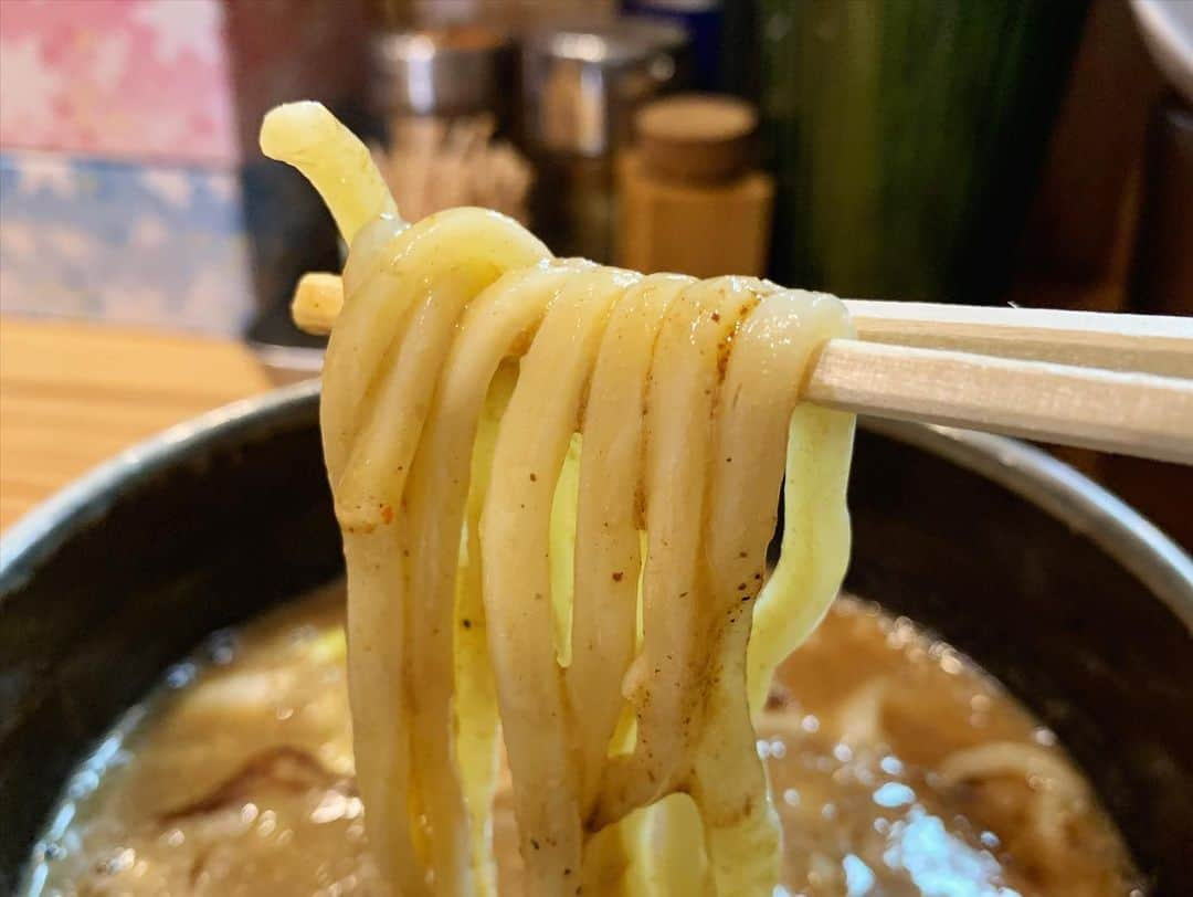 SUSURUさんのインスタグラム写真 - (SUSURUInstagram)「銀座 朧月 特製つけ麺 並 銀座で濃厚つけ麺をすするならここ！ 残念ながら動画はNG😭 『濃厚つけ麺』とメニューにある通りドロリと濃厚な豚骨魚介つけ汁は、濃くても旨味がしつこくなくて美味しいです🐟 麺は極太！水で締められていてしっかりとコシがあり、つけ汁ともよく絡みます🍥 つけ汁にはマー油が入っており、途中から徐々に風味が変わっていくナイスな味変アイテム🐴 次回は中華そばをいただきます！ #susuru_tv #プライベート #銀座 #東京 #朧月 #濃厚つけ麺  #うまい  #ラーメン #らーめん #ramen #ラーメン部 #ramennoodles #毎日ラーメン生活 #麺スタグラム #japaneseramen #japanramen #foodstagram #foodie #noodles #instanoodle #instaramen #instafood #susururecommended #つけ麺 #東京つけ麺 #東京ラーメン #百名店」6月29日 15時59分 - susuru_tv