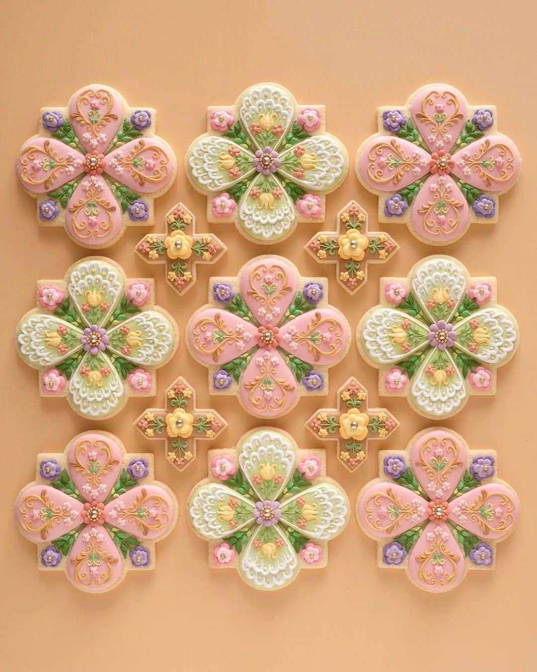 KUNIKAのインスタグラム：「Flower garden tile cookies for @ahmadtea_jp 🌼﻿ ﻿ アーマッドティーさんのWhat It Takesキャンペーンの動画で制作したアイシングクッキー。﻿ (見て頂けたでしょうか？)﻿ 「努力を惜しまずその道を極めようとする姿勢」がテーマだったので、今回の作品は細部まで凝った花園デザインのクッキーを作りました🌷﻿ 動画用に1枚作れば良かったのですが、1枚だけではテーマに劣るなと思い、同じデザインを数枚作り、一つのアートにしました。﻿ お気に入りなものができたので、オフショットも載せて良いですかとお願いしたら快くOKして頂けたので、載せちゃいます🤍﻿ ﻿ "神は細部に宿る"&"先入観の無い純粋な大胆さ"のどちらも併せ持った精神で、これからも色々な作品を作っていきたいし、挑戦していきたいです。﻿ ﻿ ahmadtea-whatittakes-jp.com﻿ #WhatItTakes #アーマッドティー #これが私のWIT #PR @ahmadtea_jp」