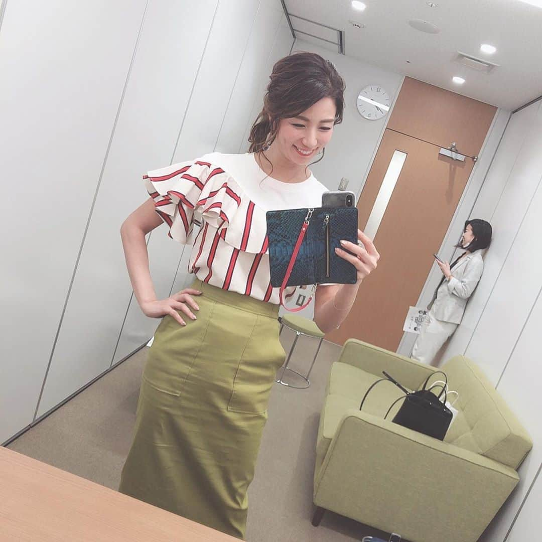 青木愛さんのインスタグラム写真 - (青木愛Instagram)「こないだの収録で着た衣装👗💕﻿ ﻿ トップスのカタチが可愛くて好き☺️♡﻿ ﻿ 見切れてることに気付いてからのマネージャーが挙動不審🐥💦笑﻿ ﻿ tops/skirt→ @bros_select﻿ ﻿ #スポーツ内閣」6月29日 16時10分 - aiaoki_official