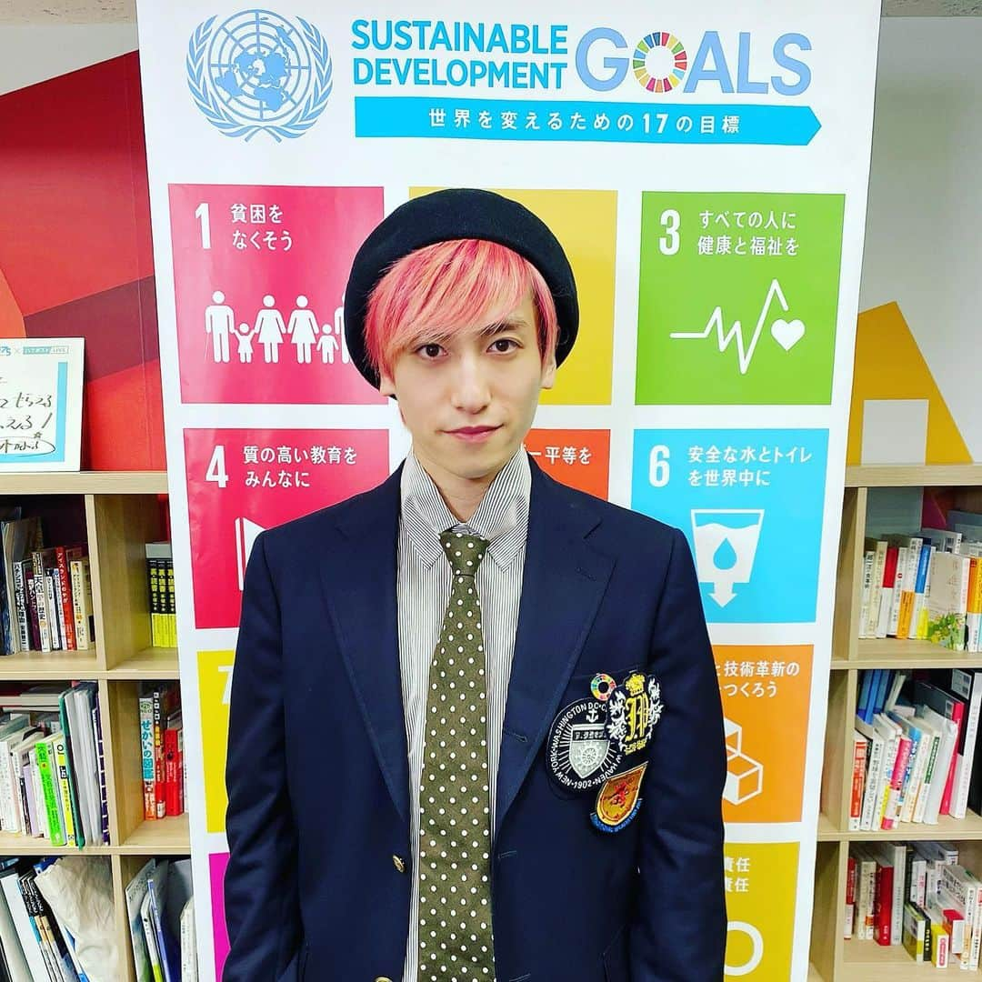 兼近大樹さんのインスタグラム写真 - (兼近大樹Instagram)「SDGs。  #世界を変える為の17の目標 #国連と兼近のコラボはオモロい #元ブルゾンちえみこと藤原のしおりんともフューチャリング #ウィズビーの真ん中を卒業後初絡み #世界平和のために私は何ができる？ #とか #マジだるくね？ #関係なくね？ #っておもうよなぁでも関係ないわけはない #自分事にして行こう #別にどうなってもいいし #と思うならどうにかしてみない？ #まずは知る事が世界平和に繋がるんだぜ #どうしたら良いか分からなくても #身近な人を大切にしていく事でその輪が広がりどうすればこの人達と幸せに生きれるかを考えるようになり #sdgs  #に目を向ける事になる #押し付ける気はない #みんな違ってみんないいんだから #でも助けてほしい #君達は誰かに必要とされていて #簡単に人を救えるヒーローになれる事を忘れるな #とりま女子と遊びまくりてぇから #可愛い子ちゃん達からの連絡待ってる #のみいこーぜぇーーー #コンパ #飲み会 #デート #そこで世界平和についてセッションするべ  #ちなこれは初めて全て自分で購入した私服」6月29日 16時21分 - kanechikadaiki