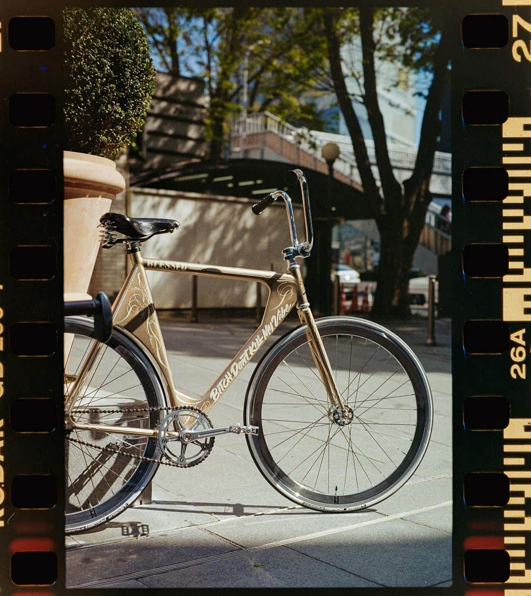 森星さんのインスタグラム写真 - (森星Instagram)「My new custom made bike🚲🔥@brotures_harajuku @leaderbike #BitchDontKillMyVibe #BLESSED  Pinstripe by @kentheflattop  Recycled bag from my wardrobe by @newjackboogie_natsuka」6月29日 16時25分 - hikari