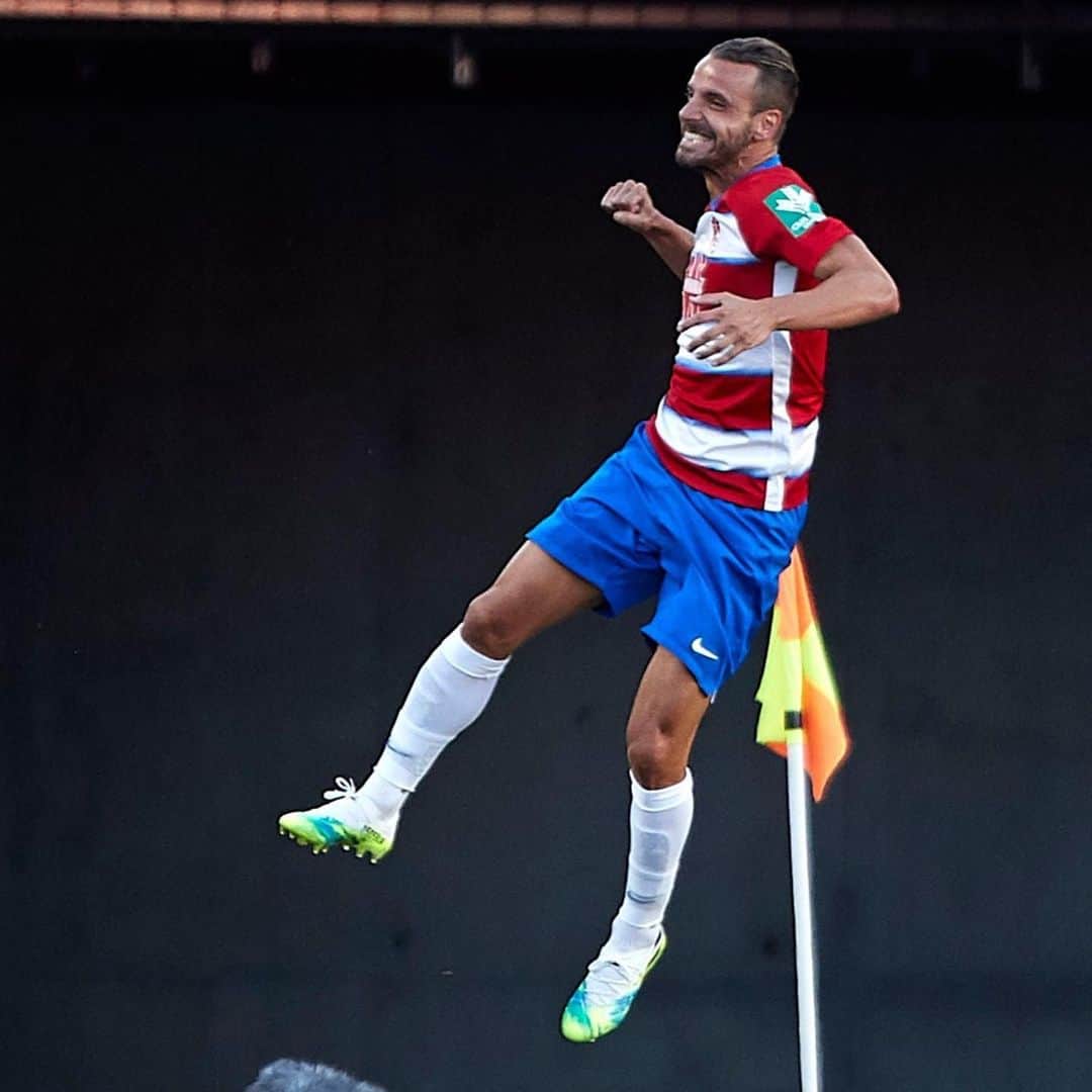 ロベルト・ソルダードのインスタグラム：「Lo llevamos grabado en nuestro ADN: "La lucha es eterna". Toca corregir errores, seguir trabajando y mantener intacta la ilusión.  #VamosmiGranada #EternaLucha 🔴⚪」