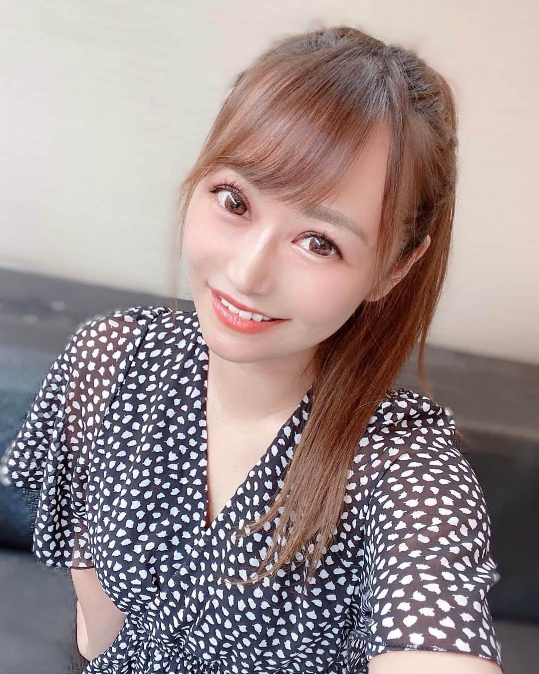 YU-RIのインスタグラム：「#カラコンレポ ラニコンさん(@lanicon_official ) の#cocoビッグブラウン ♡ 1ヶ月使えるものだよ🥰 初挑戦のDIA14.8mmでした😇 ちょっと大きすぎるかなと思ったら 童顔になっていい感じでした！💗 友達とのBBQにつけて行ってみたら 発色いいね🌟って好評だった😘🎶 たまに顔の雰囲気を変えたい時に 大活躍しそう^o^♡♡ BBQの写真はのちほど☝️💗 ・ ・ ・ #Lanicon #ラニコン #カラコン #ビッグブラウン #送料無料 #1年カラコン #カラコンレビュー」
