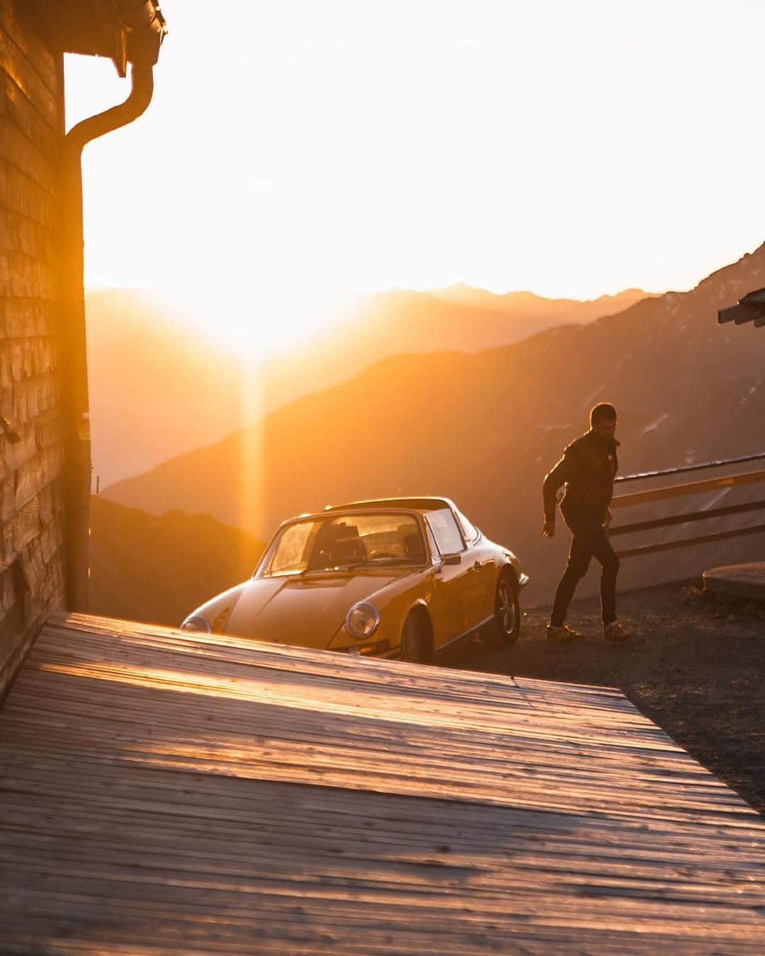 Porscheさんのインスタグラム写真 - (PorscheInstagram)「Chasing the sunrise in style through the Stelvio Pass' iconic twists and bends. (📸 @patrick.schwienbacher.photo 🚗 @911_signalgelb) #porschemoment」6月29日 16時29分 - porsche