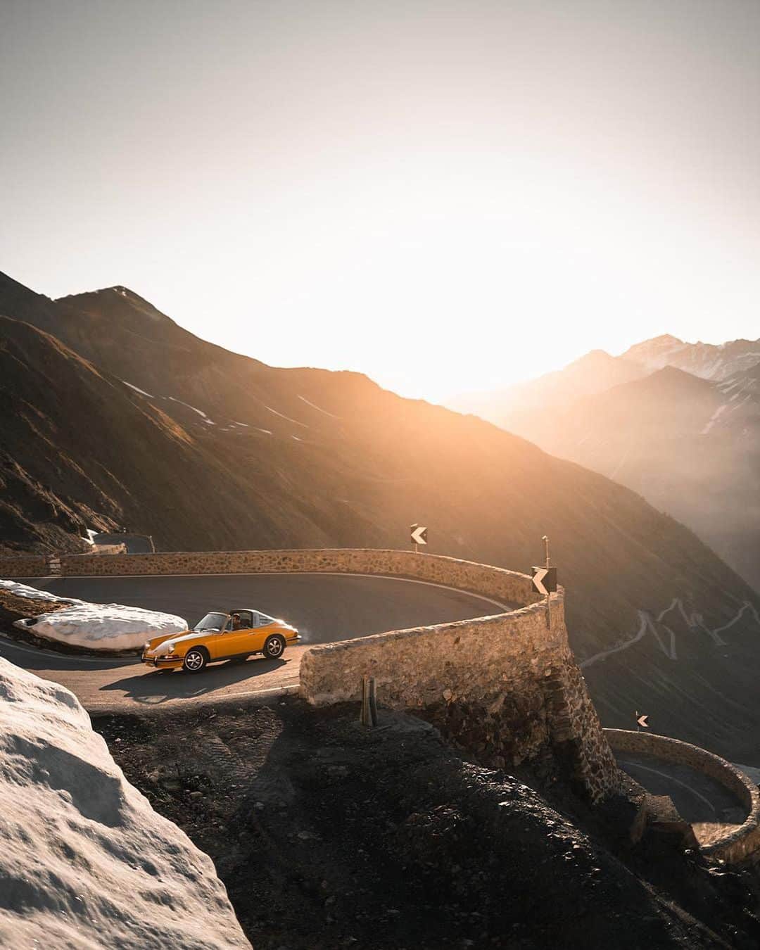 Porscheさんのインスタグラム写真 - (PorscheInstagram)「Chasing the sunrise in style through the Stelvio Pass' iconic twists and bends. (📸 @patrick.schwienbacher.photo 🚗 @911_signalgelb) #porschemoment」6月29日 16時29分 - porsche