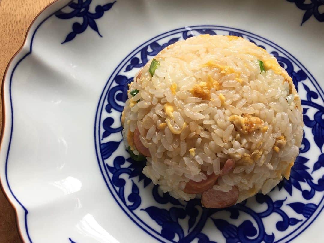 小橋めぐみのインスタグラム：「三色チャーハン。 最後の仕上げに醤油を鍋肌から、と思ったら、醤油が切れてる！ 忘れてた！ めんつゆを代用で、しのぐ。 …悪くなかった。 むしろ、いいかも？ 嬉しい発見があったお昼でした。 さ、お醤油買ってこよう。」
