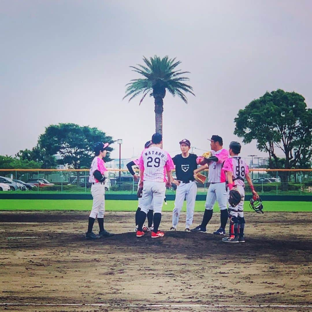 上杉あずささんのインスタグラム写真 - (上杉あずさInstagram)「. 6/28 @hardbankporks 練習試合 VS ベリーグッドマン さん 初めて先発完投で勝利することが出来ました！ 7回4安打3失点(自責2) 4奪三振1四球3死球 . 前回登板で課題だった四球が5個から1個に減ったのは収穫。制球力UPに取り組んできた部分が上手くいき、そこは良い手応えがありました。ただ、変化球の精度はまだまだ。3名の右バッター様に当ててしまいましたごめんなさい🙇‍♂️ 体力的にも意外と大丈夫で、精神的にも楽しく最後まで投げられました。射矢くんのナイスリードとナイスストップとみんなの声掛け、雰囲気作りのおかげです。ピンチの場面をみんなで乗り切れたこと、勝負どころで三振取れたこと、チームとしても個人としても収穫の大きな試合でした。ペペさん、わたる、ゾノさんのゲッツーには感動しました😍 . また、期待されてないとは思いますが、ここまで打てないとは自分でも思っていませんでしたw三振王への道を突き進んでいますことも併せてお伝え申し上げます。 課題は山ほどありますが、未経験からでもアラサーでも、ちゃんと一歩一歩成長してるんだなぁと実感出来て嬉しかったです。 . 一番は大会前最後の練習試合、みんなの士気の高まりとチームワークの高まりが感じられて嬉しい限りです。しみじみポークスのみんなのことが好きだなと感じました笑🐷 週末はいよいよポークス初の公式戦！大会です！私としては中体連、中3の夏のソフトボールの大会以来の公式戦ですww記憶にございませんww未知の領域ですが、楽しんで一丸となって頑張りたいと思います！ 応援よろしくお願いします✨ . #草野球 #草野球チーム #福岡 #福岡ハードバンクポークス #練習試合 #ダブルヘッダー #久留米 #宝満川野球場 #来週 #プライドジャパン甲子園大会 #福岡予選 #開幕 #baseball #team #fukuoka #hardbankporks #games #matchup #pitcher #try #championship #pridejapan」6月29日 16時38分 - azumacks