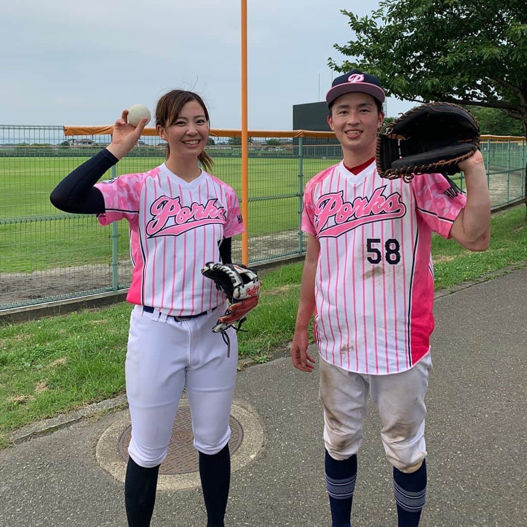 上杉あずさのインスタグラム：「. 6/28 @hardbankporks 練習試合 VS ベリーグッドマン さん 初めて先発完投で勝利することが出来ました！ 7回4安打3失点(自責2) 4奪三振1四球3死球 . 前回登板で課題だった四球が5個から1個に減ったのは収穫。制球力UPに取り組んできた部分が上手くいき、そこは良い手応えがありました。ただ、変化球の精度はまだまだ。3名の右バッター様に当ててしまいましたごめんなさい🙇‍♂️ 体力的にも意外と大丈夫で、精神的にも楽しく最後まで投げられました。射矢くんのナイスリードとナイスストップとみんなの声掛け、雰囲気作りのおかげです。ピンチの場面をみんなで乗り切れたこと、勝負どころで三振取れたこと、チームとしても個人としても収穫の大きな試合でした。ペペさん、わたる、ゾノさんのゲッツーには感動しました😍 . また、期待されてないとは思いますが、ここまで打てないとは自分でも思っていませんでしたw三振王への道を突き進んでいますことも併せてお伝え申し上げます。 課題は山ほどありますが、未経験からでもアラサーでも、ちゃんと一歩一歩成長してるんだなぁと実感出来て嬉しかったです。 . 一番は大会前最後の練習試合、みんなの士気の高まりとチームワークの高まりが感じられて嬉しい限りです。しみじみポークスのみんなのことが好きだなと感じました笑🐷 週末はいよいよポークス初の公式戦！大会です！私としては中体連、中3の夏のソフトボールの大会以来の公式戦ですww記憶にございませんww未知の領域ですが、楽しんで一丸となって頑張りたいと思います！ 応援よろしくお願いします✨ . #草野球 #草野球チーム #福岡 #福岡ハードバンクポークス #練習試合 #ダブルヘッダー #久留米 #宝満川野球場 #来週 #プライドジャパン甲子園大会 #福岡予選 #開幕 #baseball #team #fukuoka #hardbankporks #games #matchup #pitcher #try #championship #pridejapan」
