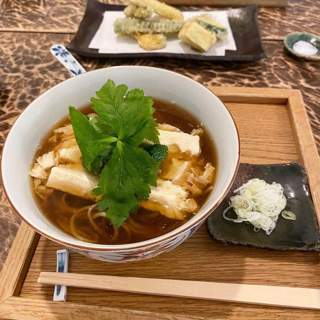 新田朝子さんのインスタグラム写真 - (新田朝子Instagram)「久しぶりに来られた大好きなお蕎麦屋さんでほっこり。ラーメンも好きだけど、お蕎麦も大好き😘元気でたー！ . #湯葉そば #夏野菜 #天ぷら #蕎麦屋 #蕎麦好き #麺好き #ほっこり #癒し #めんすたぐらむ #おそば #食べるの好きな人と繋がりたい #noodlelover #noodles」6月29日 16時39分 - asako.nitta