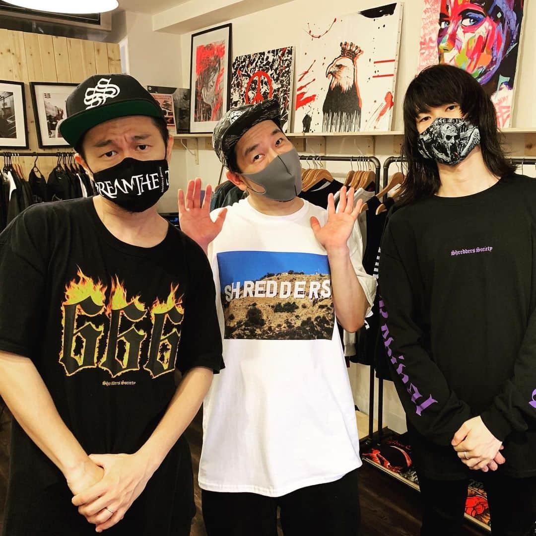 Kuboty のインスタグラム：「POP UPの思い出📸 勤労の合間にキクさん、ありがとうございます🤘 新作のフォトT、オンライン発売中ですー😘 #shredderssociety」