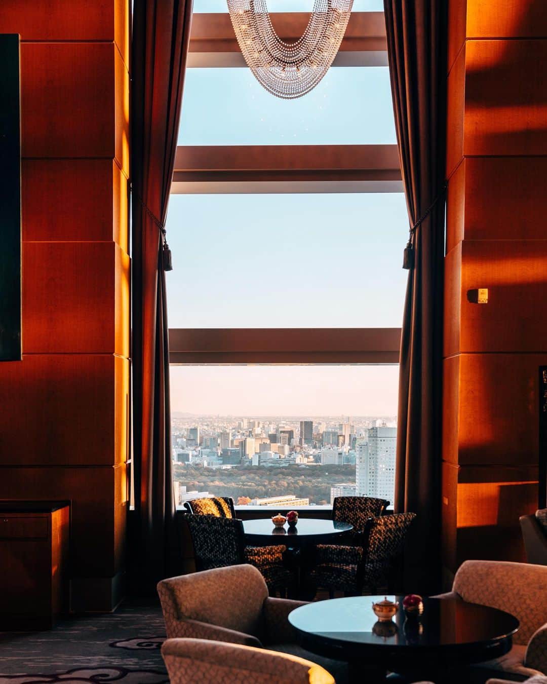 The Ritz-Carlton, Tokyoさんのインスタグラム写真 - (The Ritz-Carlton, TokyoInstagram)「ザ・リッツ・カールトン東京の45階、お客様をお迎えするメインロビーに位置する「ザ・ロビーラウンジ」は、お待ち合わせや語らいの時間を特別なものに✨﻿ ﻿ At the heart of the expansive lobby on the 45th floor; The Lobby Lounge is the ideal venue to experience one of the most beautiful panoramic view of Tokyo🏙﻿ #RitzCarltonTokyo #RCMemories」6月29日 16時46分 - ritzcarltontokyo