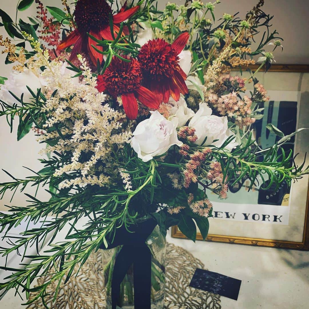 三森すずこのインスタグラム：「誕生日に大好きなお姉さんたちからお花の贈り物が…💖🎂 嬉しい…♪感謝✨✨✨」