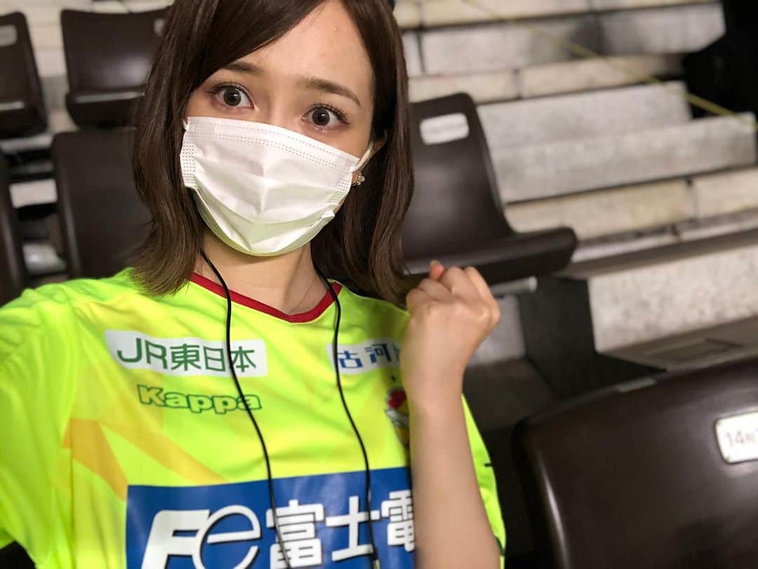 黒澤詩音のインスタグラム：「*﻿ ﻿ ついに待望のリーグ再開！﻿ 私も2週間の検温、試合当日の観戦防止策を万全にスタジアムへ取材に行って来ました！﻿ ﻿ その模様は昨日のwinbyall！でご覧いただけましたでしょうか？﻿ ﻿ そして！緊急企画✨放送でもお伝えしましたが…﻿ ﻿ ﻿ ﻿ #チバテレ　『WIN BY ALL！』﻿ ﻿ "リモート応援" スタジアムまで届け！大応援！﻿ ﻿ ﻿ 新型コロナウイルスによりスポーツ界の自粛が相次ぎましたが、ようやくJ1が7月4日(土)、J2が6月27日(土)に再開します。とはいえ観客動員数の制限など、なかなかスタジアムに行って選手を応援することが叶わない状況が続いている状況を踏まえ、千葉ロッテマリーンズ×マリーンズナイターの共同企画同様、Jリーグでも“リモート”応援企画を実施することが決定しました。﻿ チームや選手に向けた応援動画を募集し、投稿いただいた動画を編集して、チーム応援番組「WIN BY ALL!」にて放映します。もっとも熱い声援をいただいた方には、チバテレ賞として、QUOカード￥3,000分や、チームからオリジナルグッズなどのプレゼントも！たくさんのリモート声援を選手へ届けましょう！ ﻿ ﻿ ﻿ ＜企画募集期間＞﻿ 募集期間▶6月28日（日）～ 7月19日（日）﻿ 放送▶7/26（日）チバテレWIN BY ALL!番組内等でご紹介！﻿ ﻿ ジェフ千葉サポーターの皆さんからの沢山のご応募お待ちしております💪✨﻿ ﻿ 応募はチバテレHPから！﻿ ﻿ ﻿ ﻿ #jefunited #jleague #ジェフ千葉 #ジェフユナイテッド市原千葉 #Jリーグ #フクアリ #リーグ再開戦 #サッカー　#ユニフォーム」