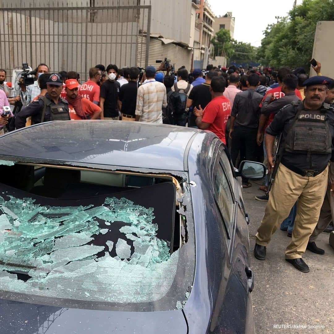 ABC Newsさんのインスタグラム写真 - (ABC NewsInstagram)「A police officer surveys the site of an attack at the Pakistan Stocks Exchange entrance in Karachi, which killed at least 3 people. #pakistan #karachi #pakistanstockexchange」6月29日 16時59分 - abcnews