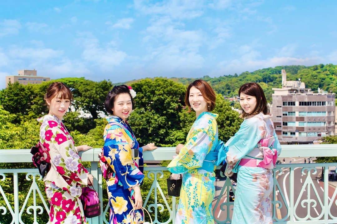 のインスタグラム：「みんなそれぞれ個性があって可愛いですね👘💕 .  #金沢観光 #金沢着物 #金沢ランチ #金沢グルメ #撮影 #兼六園 #東茶屋街 #21世紀美術館 #着物ヘア #ヘアセット #和服 #着物 #レトロ着物 #アンティーク着物 #着物女子 #着物コーディネート#きもの  #kimono #kimonorental #kimonostyle #kimonogirl #japanesekimono #和服體驗 -----*----*------*-----*----*-------- @kokoyui_kimono ⚫︎金沢駅前 着物レンタル心結(ここゆい) ⚫︎営業時間 : 9:00〜18:00 ⚫︎address : 金沢市本町1-3-39 ⚫︎tell : 076-221-7799 ⚫︎金沢駅から徒歩5分 ⚫︎コインパーキング補助  @kokoyui_furisode #成人式 #卒業式 #振袖 #結婚式 @kokoyui753 #お宮参り#七五三」