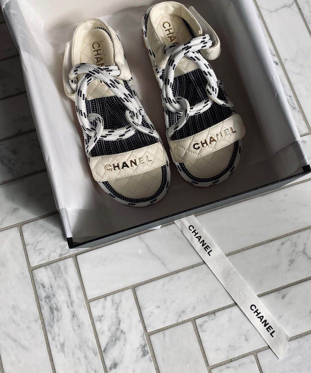 ペニーレ・タイスベックのインスタグラム：「Summer favs🤍🖤」