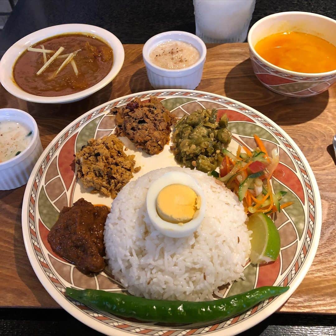 佐藤竜雄のインスタグラム：「今日のランチはスペシャル版。スパイシーさに汗だくでした。 #トルカリ高円寺 #バングラデシュ #ボルタ #バジ #チキンカレー #ダルスープ #シェマイ #ラッシー #ベンガル料理」