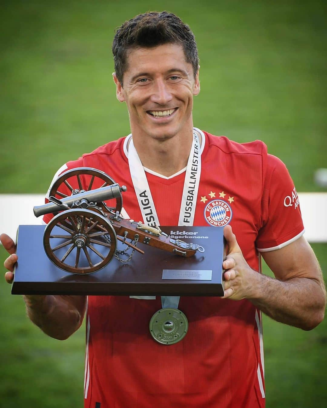 UEFAチャンピオンズリーグさんのインスタグラム写真 - (UEFAチャンピオンズリーグInstagram)「2019/20 #UCL top scorer ✅⁣⁣ Bundesliga top scorer ✅⁣⁣ ⁣⁣ 🔴 Lewandowski ⚽🥇⁣⁣ ⁣⁣ #FCBayern #Lewandowski」6月29日 17時16分 - championsleague