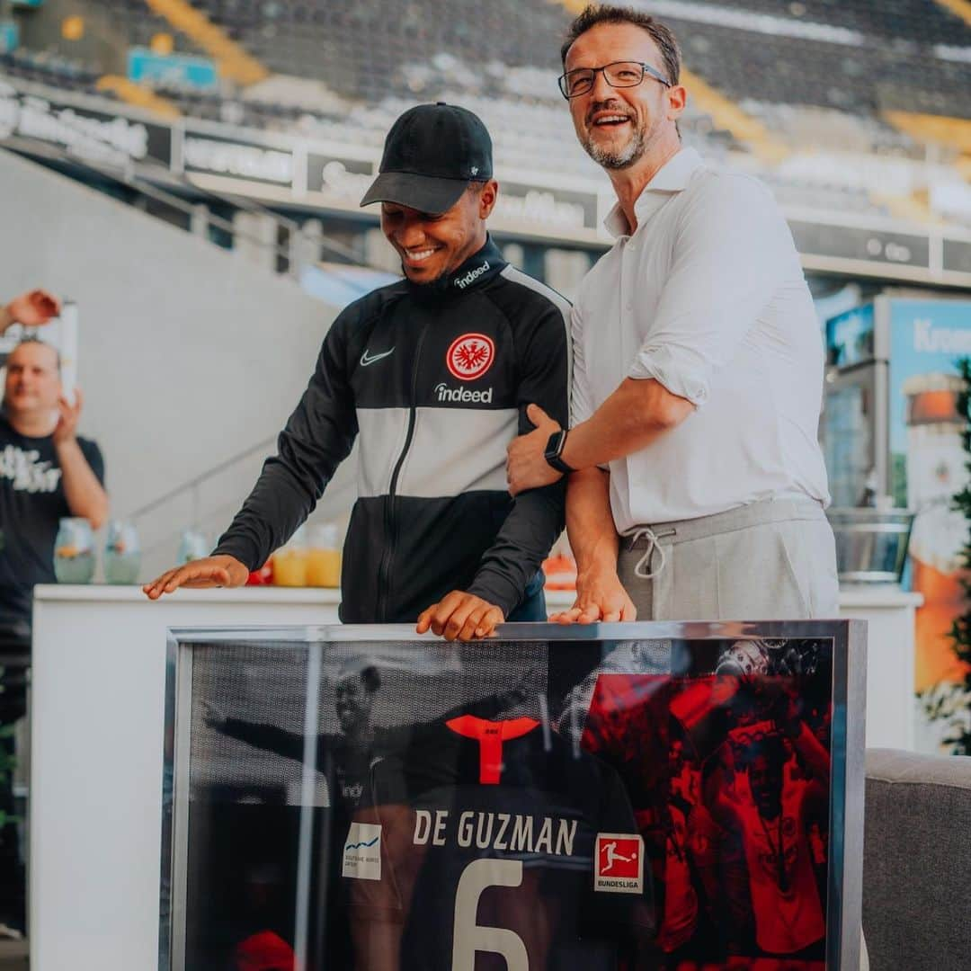 ジョナサン・デ・グズマンのインスタグラム：「Turning the page is never easy, but the time has come to enter a new chapter. A new phase.  The past three years with Eintracht Frankfurt have been a pivotal period in my career, full of tremendous growth and experience— from our victory in Berlin, winning the Pokal Cup, to forging strong friendships with my teammates, creating memories I will forever cherish.  Eintracht was more than a club, I found home. Family. Although moving onward will be bittersweet I am beyond grateful for the past blessings, and excited to embrace what lies ahead on the horizon.  Einmal Adler. Immer Adler. #SGE  All the best to my fellow soldiers! 🙌🏽 @gf6_fernandes @marco4russ  @maxhinke @_sahverdi_49」