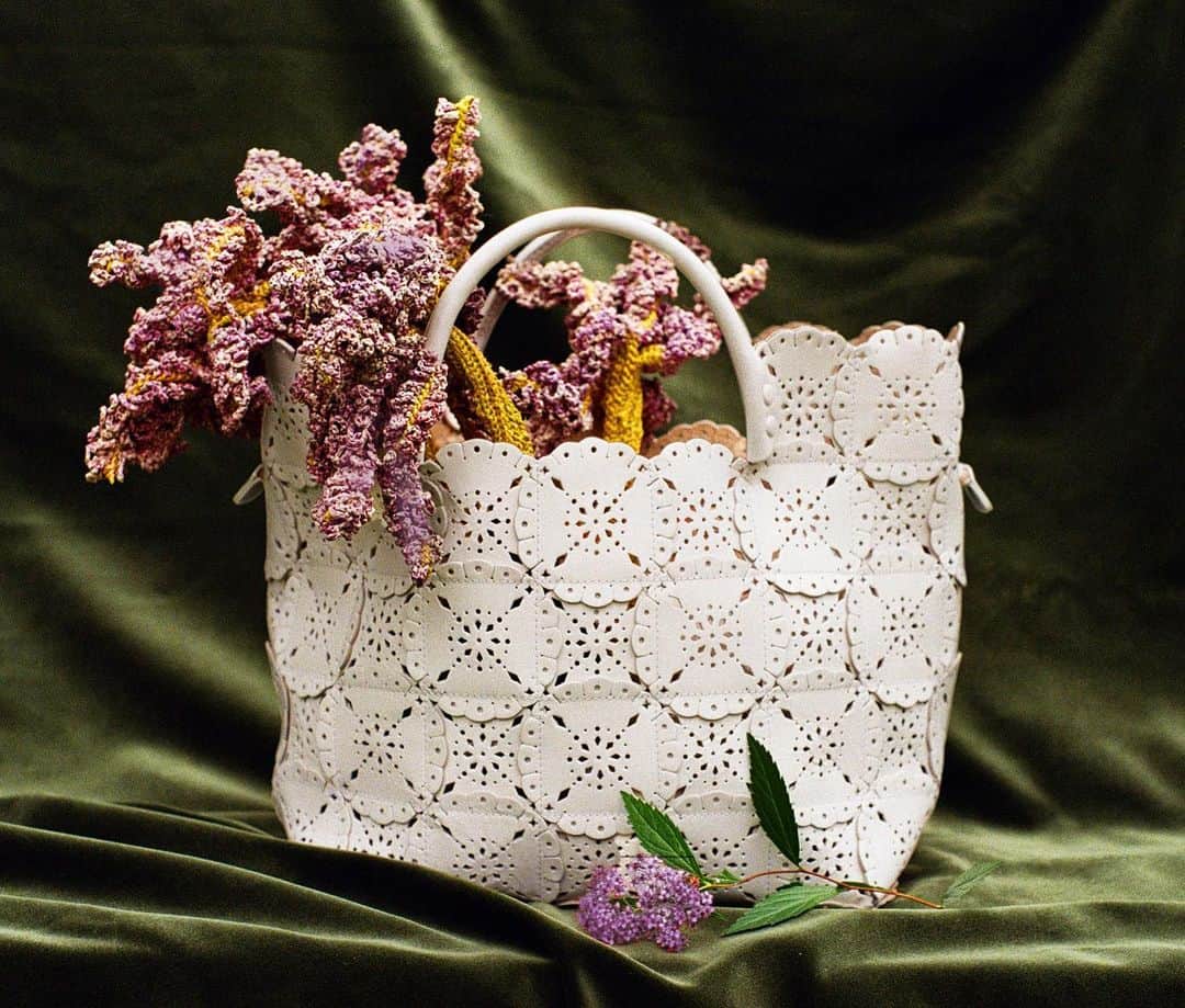 ジャマンピュエッシュのインスタグラム：「An artisanal masterpiece, the Rosarica features openwork delicate flowers assembled by hand」