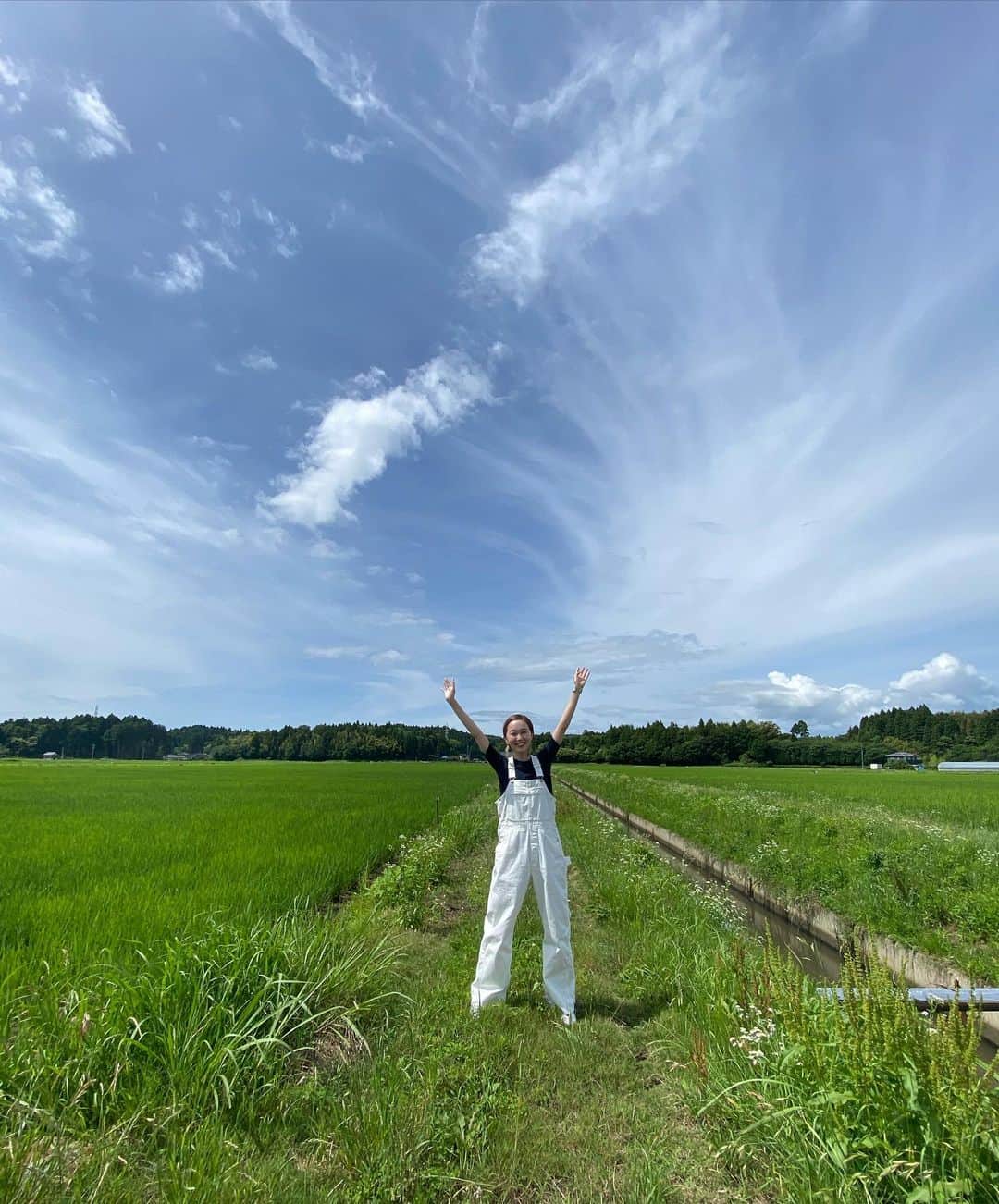 青木美緒さんのインスタグラム写真 - (青木美緒Instagram)「🐄🐄🐄 天気良くて、合成写真みたいな空☺️💯 オーバーオール着てたから、牧場感がすごい🙊😂」6月29日 17時20分 - m_ooo