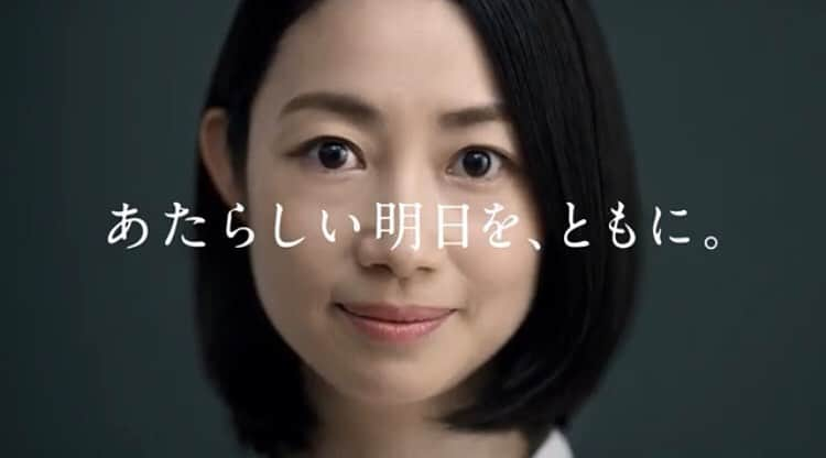 肘井美佳さんのインスタグラム写真 - (肘井美佳Instagram)「You can check the new commercial on Fujitsu's HP! Hope you like it.  新しいCMは富士通さんのホームページで確認できます。 「富士通　CM」で検索するとすぐ見られるようです♪  あっという間に6月が終わろうとしている…！！！間も無く2020年も下半期に突入だ！  あたらしい明日を、ともに。  #commercial #まだまだ梅雨 #長靴大活躍 #子供はまだ雨を知らない #ステイホームで雨音を楽しむ #あたらしい明日を、ともに。と言うのがブーム。」6月29日 17時21分 - mikahijii