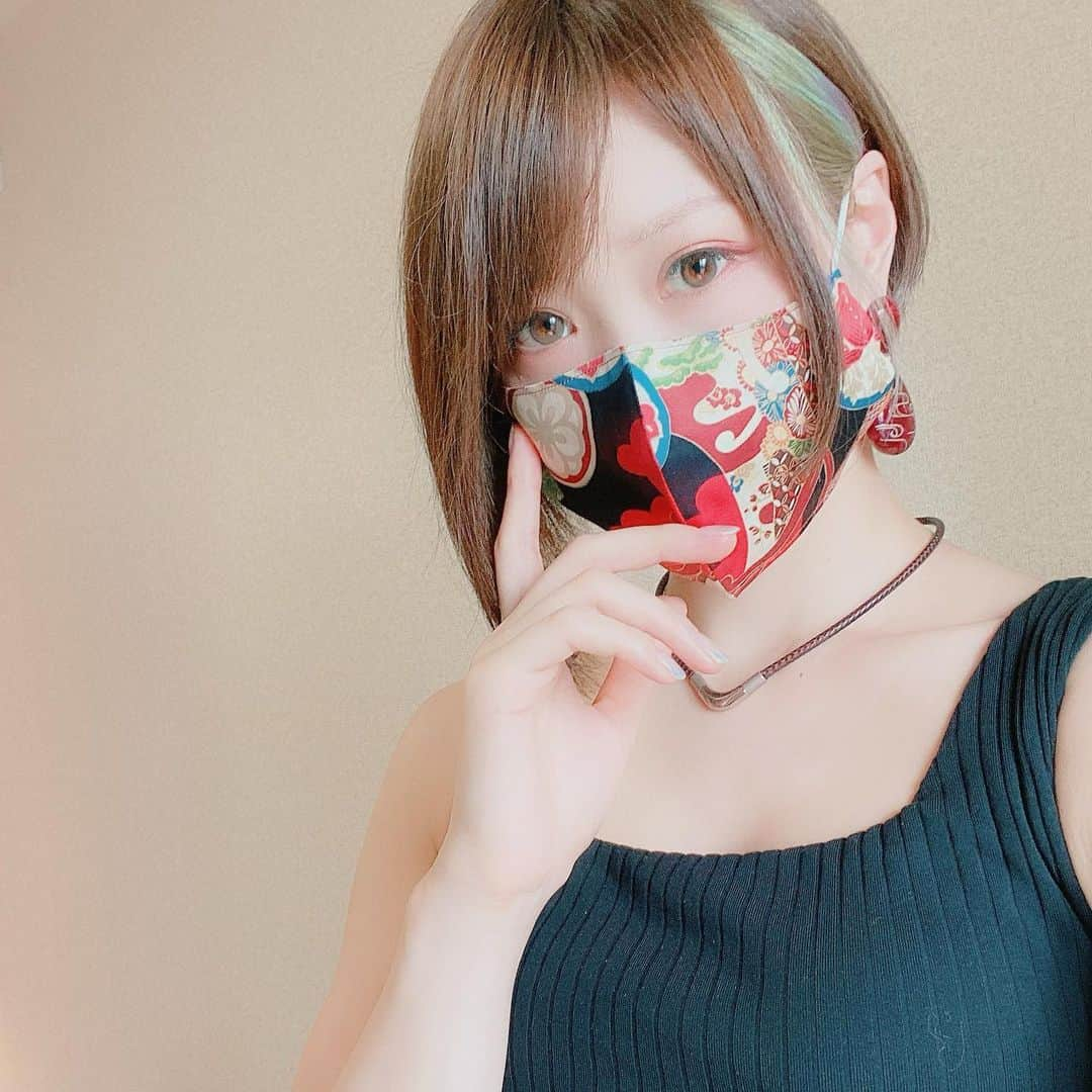 関口愛美さんのインスタグラム写真 - (関口愛美Instagram)「内側がガーゼの和柄布マスク🔴 マスクによって肌に当たるとこが荒れたりかゆくなっちゃって困ってたけどこれは大丈夫だった☺️ほっ  #マスク #mask #和柄マスク #ガーゼマスク #肌に優しい #肌に優しいマスク #スキンケア #japanesestyle #japanesemask」6月29日 17時32分 - sekiguchiaimi