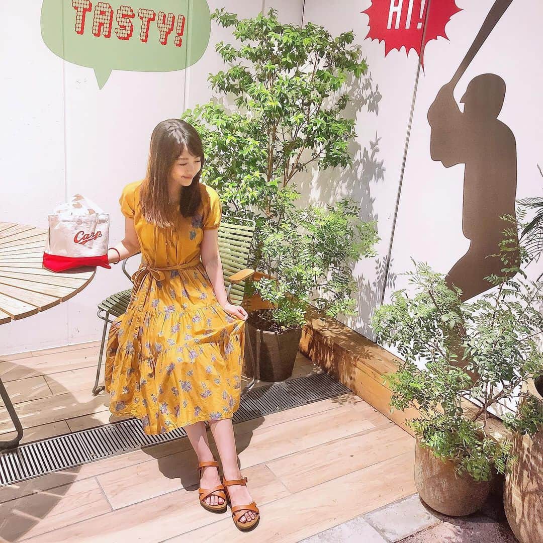 うえむらちかのインスタグラム：「野球の聖地をお散歩⚾️﻿ ﻿ お母さんが若い頃に着ていたワンピースを貰ったので、最近のお気に入り💕﻿ （物持ちいいよね笑）﻿ ﻿ 70' #coordinate 👗﻿ ﻿ #dress ☞ #missonward﻿ #bag ☞ @baseball_girl_89  #shoes ☞ @joywalker_official﻿ ﻿ ワンピースに合うようにサンダルも同系色で新調したよ👡﻿ ﻿ 夕方のお散歩が涼しくて気持ちいいですね〜♪﻿ ﻿ ﻿ #おさがり #おさがりコーデ #joywalker #fashion #sandal #サンダル #ウェッジサンダル #shoestagram #ジョイウォーカー #ファッション #夏コーデ #おしゃれさんと繋がりたい #靴好きな人と繋がりたい #お出かけ #monipla #elts_fan」