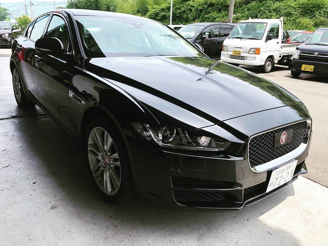 タマルのインスタグラム：「ただいまお店には、ジャガーのXEの 中古車展示しております😊 雨が降っていたのでひっそりとした写真になりましたが、天気の良い日にもっとたくさんカッコよく写真はアップする予定です⤴️ くわしいことなど気になりましたら、 お気軽にお問い合わせください👩🏼‍💻 #TAMARU#tamaru#TAMARU板金#車両販売#車屋さん#輸入車#ジャガー#XE#セダン#板金屋」