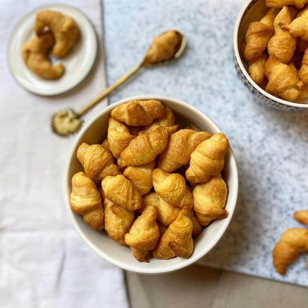 Eat With Steph & Coのインスタグラム：「Croissant Cereal 🥐 Did you know it is THE LAW in France that croissants can only be straight if they are made with just butter ⁉️ Curved croissants are made with a substitute e.g. margarine. Croissant translated to English = crescent = curved. Croissants also originated in Austria and not France - Who knew?! What random food facts do you know? 📸 @thetessaproject  #croissantcereal #homebaker #lockdownlife #breakfastideas #croissant #cereal #potd」