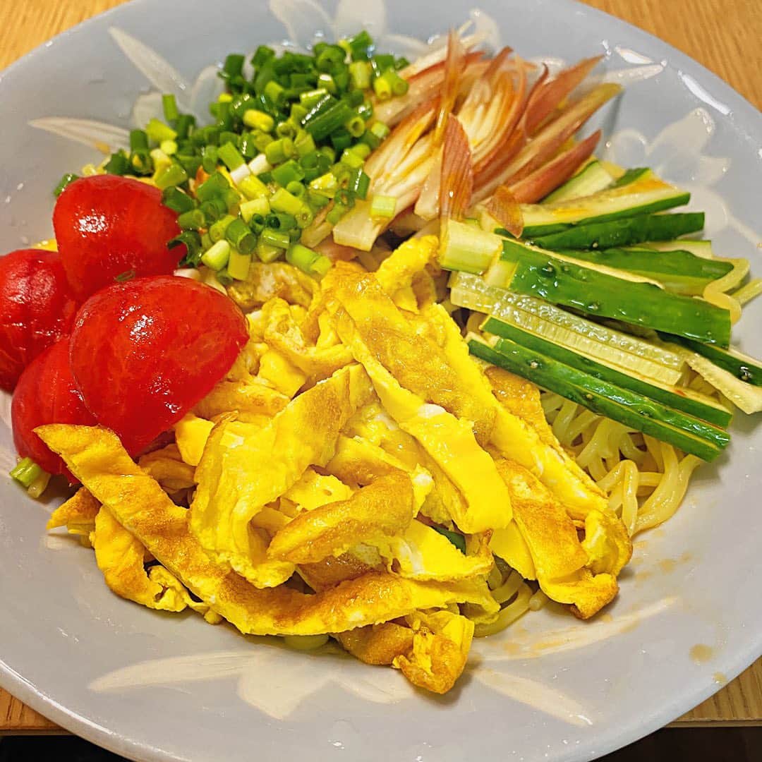 堀江淳のインスタグラム：「‪雑な盛り付けの冷やし中華！‬ ‪でもトマト🍅の皮は剥いてます。‬ ‪#メモリーグラス ‬ ‪#ザベストテン ‬ ‪#昭和歌謡‬ ‪#冷やし中華 ‬ ‪#ミョウガ ‬」