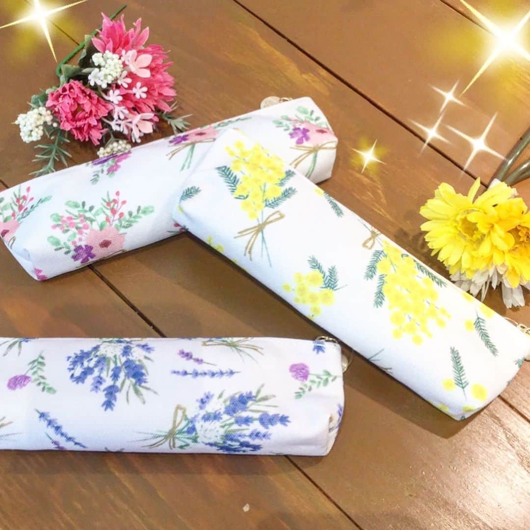 のインスタグラム：「. . Toffy summer sale あと2日です‼️ . かわいいお花のデザインに淡いカラーが人気のカレンシリーズ💕 . ペンケースもお安くなっております！ . ¥950＋tax レジにて20%OFF✨ . 学生さんにも、大人の女性にもオススメです！ . スリムノートやレターセット、パスケースもお安くなっています。 無くなり次第、終了となりますのでご了承下さい。 . 一昨日の土曜日は入場制限にご協力いただきありがとうございました。 . 日曜日はコロナウイルス感染対策として休業させていただきます。 . #toffy #トフィー #toffy自由が丘 #自由が丘 #東横線 #雑貨のお店 #雑貨屋 #雑貨店 #家電 #ステーショナリー #文具女子 #sale #セール」