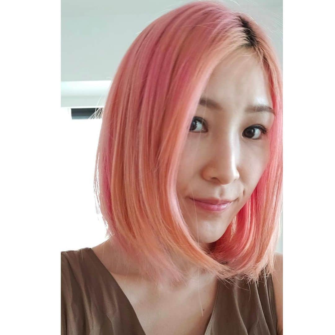 伊藤春香さんのインスタグラム写真 - (伊藤春香Instagram)「ヘアサロンが一緒の読者さんから、﻿ 「今の髪型が一番似合ってます！」﻿ ﻿ って美容師さんを通して﻿ 伝言頂きました。嬉しい～☺️﻿ ﻿ ちょっと生え際が黒くなってきたので﻿ いつまでこの色でいるかわからないけど﻿ ﻿ 私も日に日に目が慣れてきて﻿ ピンクヘアーの自分が好きです、笑﻿ ﻿ #ピンクヘアー﻿ #派手髪 #ピンク髪 #髪色ピンク #色落ち記録﻿ #派手髪女子 #selfie #セルフィー　 #もう少し薄めが好き﻿」6月29日 17時39分 - ha_chu