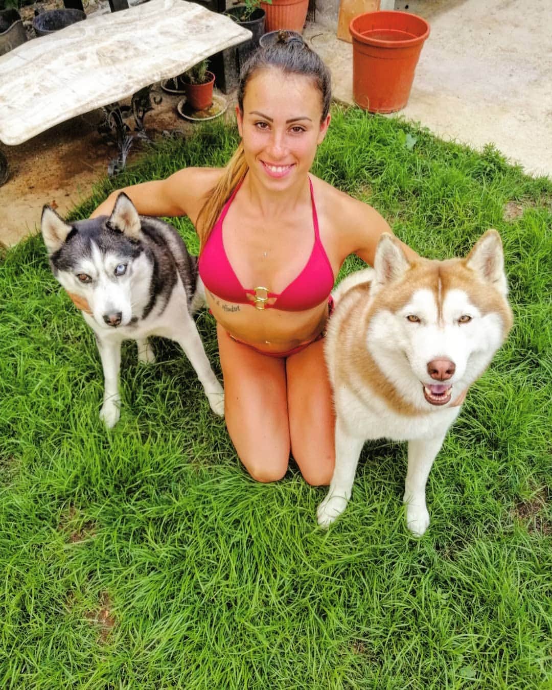 バネッサ・フェラーリのインスタグラム：「Relax, giardino e bella compagnia 🔝🐾💕 Non so voi, ma il mio weekend é volato... 😭 Voi cosa avete fatto di bello questo fine settimana?  #vanessaferrari #husky #love」