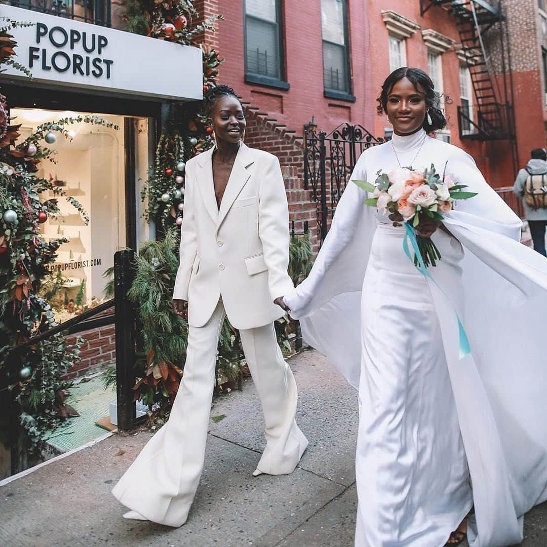 Bedroom diaryのインスタグラム：「Utterly GLAM. ✨ Couple: @awengchuol + @lexymayjust 📷  @photo_tatianakatkova via @weddingwire 💐 @fleursbella」