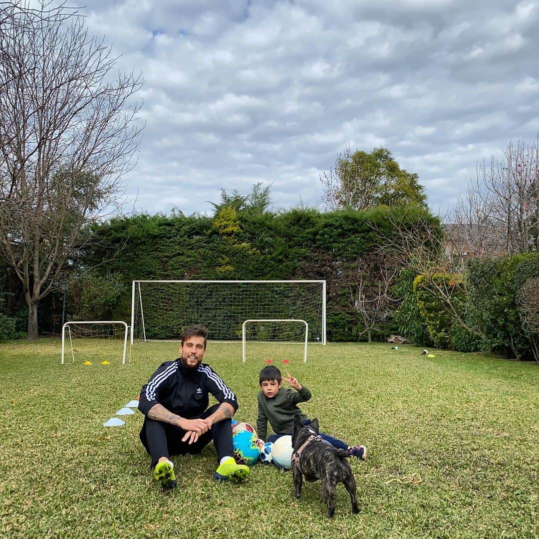 リカルド・アルバレスのインスタグラム：「Mis compañeros del entrenamiento de hoy! 🦁🐶⚽️」