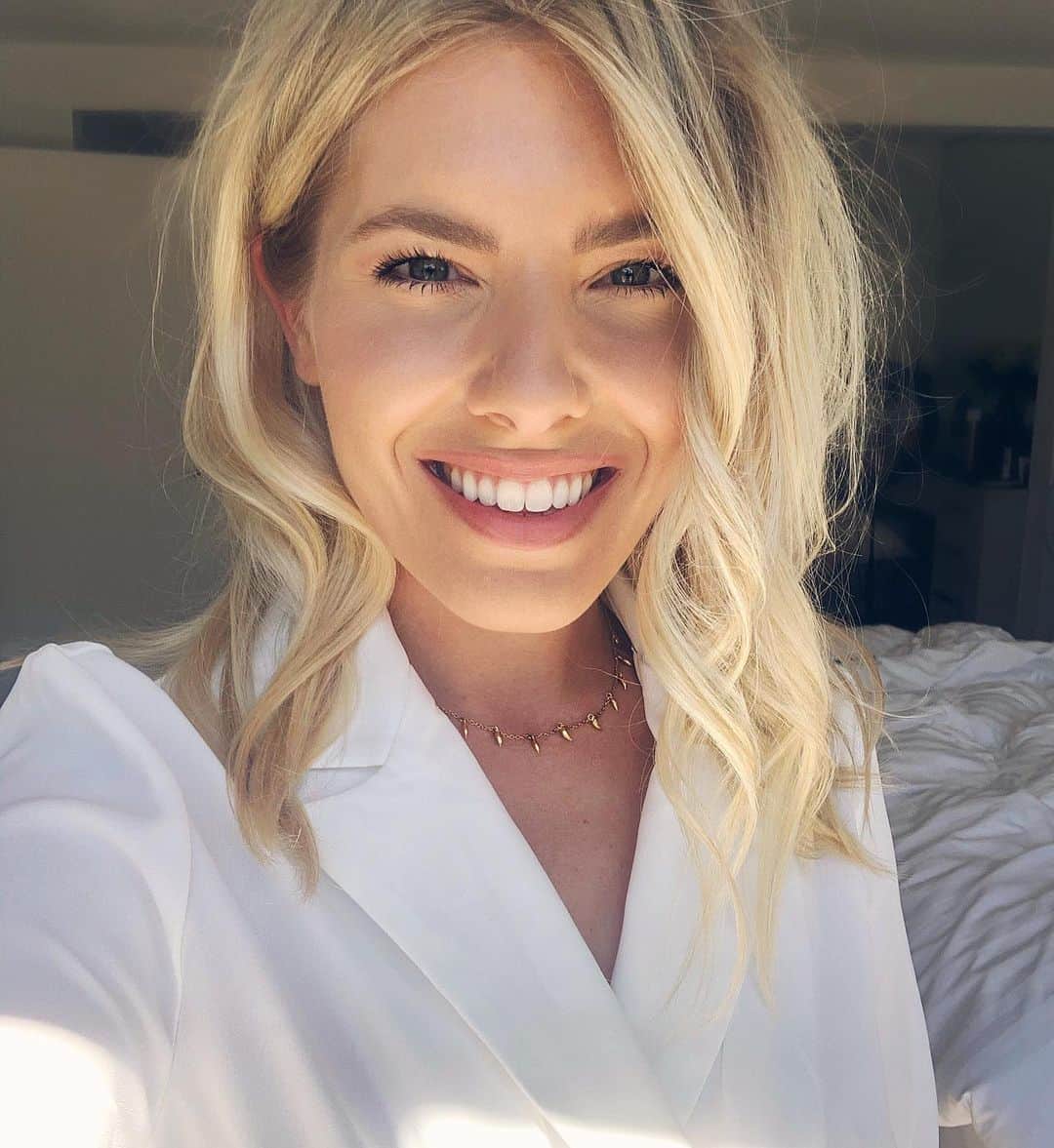 Mollie Kingさんのインスタグラム写真 - (Mollie KingInstagram)「When you’ve made an effort on a working from home day it’s probably worth taking a pic isn’t it? 🤣 Here’s my summertime makeup look🌻💄Let me know if there’s any other makeup looks you’d like to see 💋 Lip: @charlottetilburyofficial Pillowtalk Eye Shadow: @esteelauderuk Sumptuous Nudes Eye Palette  Mascara: @lorealparis Paradise」6月30日 3時14分 - mollieking