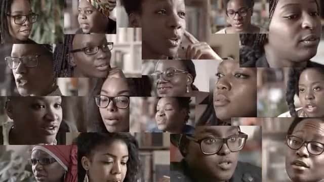 カロリーヌ・ド・メグレのインスタグラム：「« Ouvrir la voix » À voir! Super documentaire afro-féministe réalisé par Amandine Gay en 2017 @orpheonegra  Le film, à travers le témoignage de 24 françaises et belges, est centré sur la différence en tant que femme noire et des clichés spécifiques liés à ces deux dimensions indissociables de leur identité « femme » et « noire ». Je l’ai loué sur @artefr Il est probablement ailleurs aussi. Je le mets dans le highlight « learning » en haut de ma page」