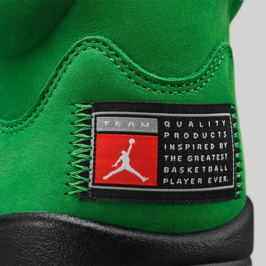 Sneaker Newsさんのインスタグラム写真 - (Sneaker NewsInstagram)「@jumpman23 continues its new theme of college-inspired colorways with the Air Jordan 5 Retro. Clearly a nod to the Oregon Ducks, this upcoming Fall drop floods the upper in green, contrasted the jock-tag at the heel and the bright yellow sawtooth accent on the midsole. Link in bio to learn more about this upcoming release, or swipe up in our stories.」6月30日 3時30分 - sneakernews