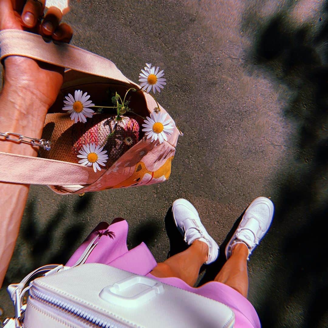 ダリア・イオノワのインスタグラム：「душа нараспашку, несу ромашку 🌼  _______________________________________  #spb #saintpetersburg #mariinsky #mariinskytheatre #mariinskyballet #mariinskydancer #vaganovastudents #ballet」